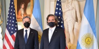 Un peligroso abrazo en Washington: Guzmán, Cafiero y el Fondo