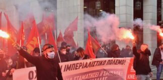 Trabajadores ferroviarios griegos protestan por el transporte de tanques de la OTAN