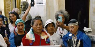 Mujeres indígenas toman pacíficamente el Banco Central