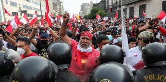 Crisis en Perú: dos muertos en una represión y anuncios de Boluarte