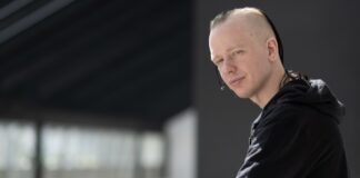 Ola Bini, activista por los derechos digitales, fue declarado inocente por un tribunal ecuatoriano