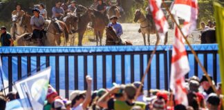 La patota de Joe Lewis atacó a manifestantes que reclaman por la soberanía del Lago Escondido