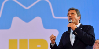 Massa cierra su campaña en una fábrica de Pilar