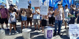 Reprimen a organizaciones sociales en el Ministerio de Capital Humano