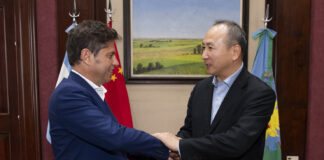 Kicillof “la ve”: encuentro con el embajador chino en La Plata