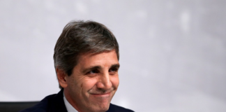 Caputo admitió que en Argentina los productos están “un 50% más caros que en EEUU”