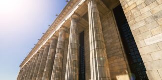 Mientras las asfixia con el presupuesto, Milei denuncia adoctrinamiento en las universidades