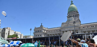 Entre la calle y el Congreso, Milei se juega la segunda ficha por la “Ley Bases”