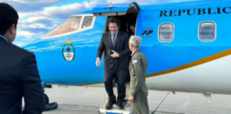 Milei vuelve a salir del país para intentar lograr una foto con Mark Zuckerberg