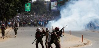 Mientras se prende fuego su Parlamento, Kenia envía una misión de policías para “ordenar” Haití