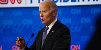 Biden reconoció que “casi se queda dormido” en el debate y tambalea su candidatura