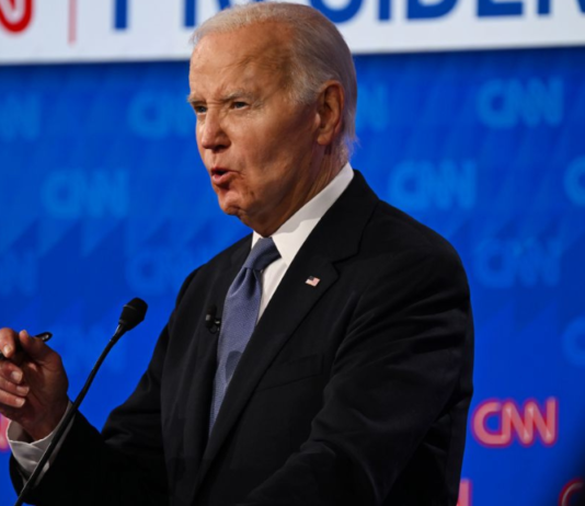 Biden reconoció que “casi se queda dormido” en el debate y tambalea su candidatura