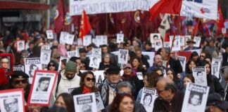 Chile: la tradicional marcha por las víctimas de la dictadura y la tradicional represión de Carabineros