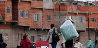 El gobierno dice que la pobreza está bajando, pero con datos que contradicen al propio INDEC