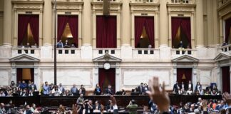 La cámara baja debate cambios en los DNU y el polémico canje de deuda presidencial