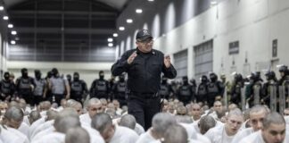 Trump combina su guerra contra los inmigrantes y contra la democracia