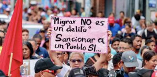Familias venezolanas exigen justicia para sus parientes deportados a El Salvador