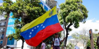 Con el Esequibo en las listas por primera vez y la oposición dividida, Venezuela vuelve a votar