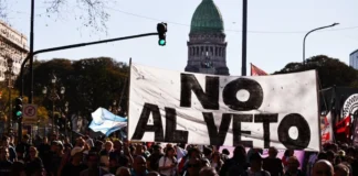 Al gobierno le empiezan a entrar los golpes pero no quiere cambiar la estrategia