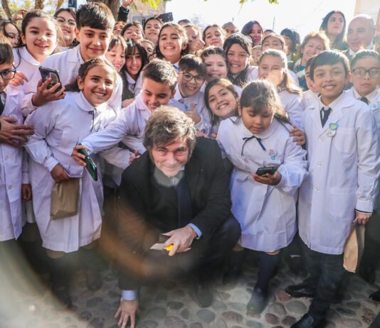 El “loop” de las reformas educativas en Argentina: 10 puntos críticos de la propuesta educativa de Javier Milei