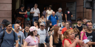 Tres tiempos: la política discute futuro y el pueblo vive el día (con el celular en la mano)