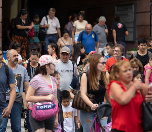 Tres tiempos: la política discute futuro y el pueblo vive el día (con el celular en la mano)