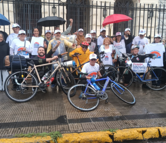 500 kilómetros por la soberanía: pedalean desde La Plata para recuperar el Puerto Quequén