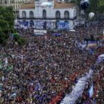 La calle llena, el poder intacto