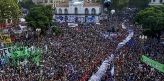 La calle llena, el poder intacto