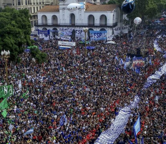 La calle llena, el poder intacto