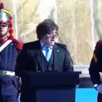 Día de la Bandera en Rosario: fugaz paso de Milei, tensiones internas, acto de repudio y una multitud en las calles