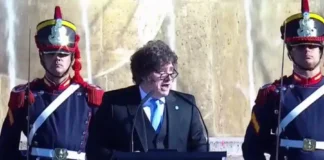 Día de la Bandera en Rosario: fugaz paso de Milei, tensiones internas, acto de repudio y una multitud en las calles