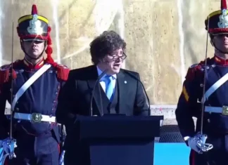 Día de la Bandera en Rosario: fugaz paso de Milei, tensiones internas, acto de repudio y una multitud en las calles