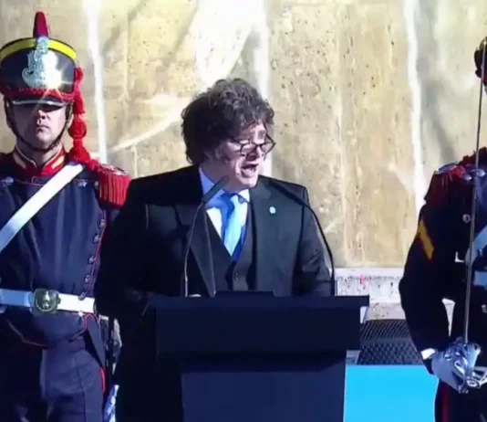 Día de la Bandera en Rosario: fugaz paso de Milei, tensiones internas, acto de repudio y una multitud en las calles