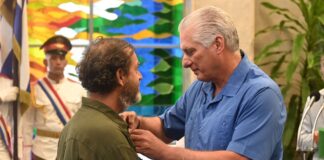 El presidente de Cuba, Miguel Díaz-Canel, entrega la Medalla de la Amistad al Movimiento de Trabajadores Sin Tierra de Brasil