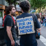 Trabajan y estudian, pero no pueden independizarse: la generación que queda afuera del modelo libertario