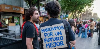 Trabajan y estudian, pero no pueden independizarse: la generación que queda afuera del modelo libertario