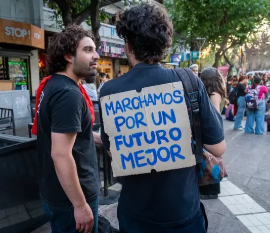 Trabajan y estudian, pero no pueden independizarse: la generación que queda afuera del modelo libertario